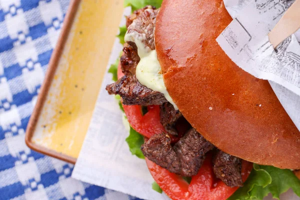 Köstliche Frische Rindfleischstückchen Auf Einem Burger Brötchen Mit Sauce — Stockfoto