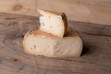 Olgunlaşmış peynir seçimini eski ahşap üzerine kapatın.