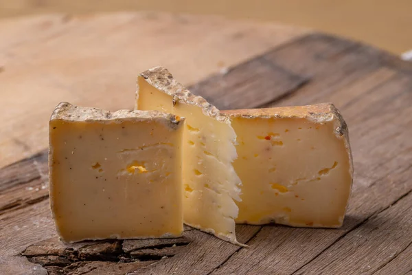 古い木の上で熟成させたチーズを締めくくり — ストック写真