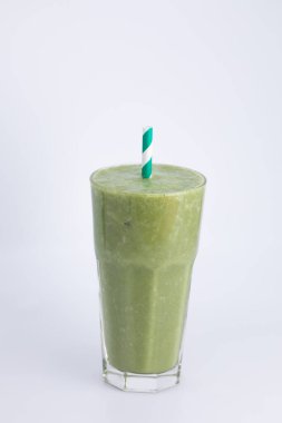 Taze meyve ve sebze suyu, beyaz arka planda. 