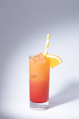 Beyaz arka planda gölgeli yaz votkası kokteyli