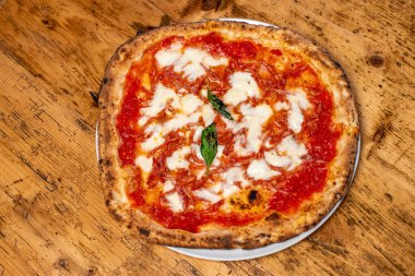 Sıcak İtalyan taze salamlı pizza. 