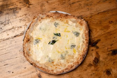 Sıcak İtalyan taze dört peynirli pizza. 