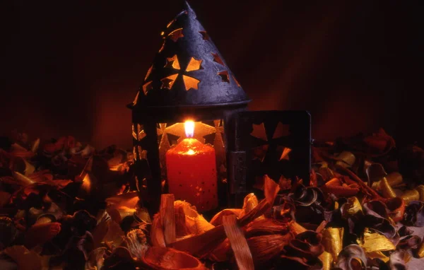 圣诞灯笼 在黑暗的背景上燃着蜡烛 — 图库照片