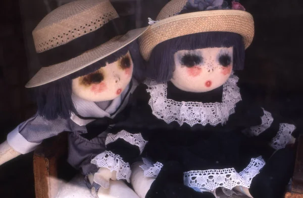 帽子を被った二人の女の子と黒い背景の仮面 — ストック写真