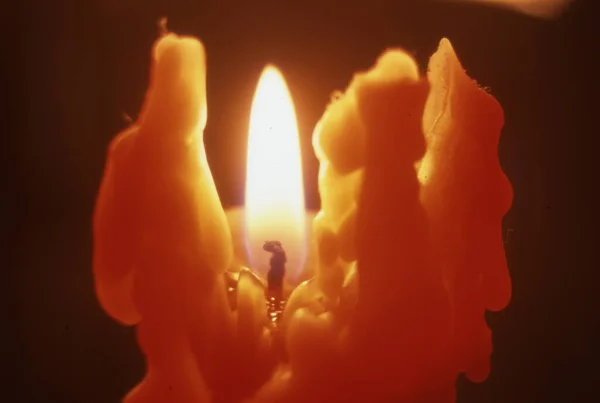 蜡烛在黑暗的背景上燃着蜡烛 — 图库照片