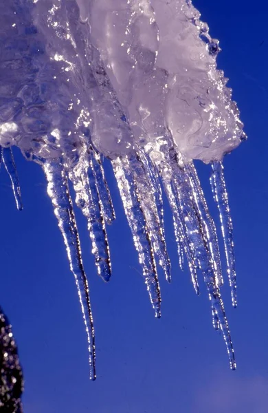 Eingefrorene Eiszapfen Auf Dem Dach Des Sees — Stockfoto