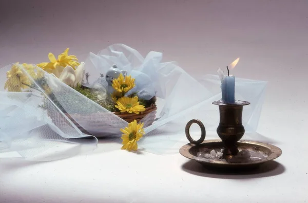 Csendes Élet Egy Csokor Virággal Egy Gyertyával Sötét Háttérben — Stock Fotó