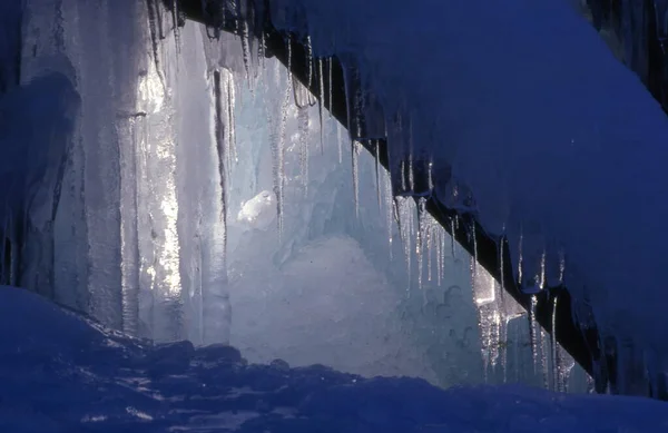 Evin Çatısında Buz Saçakları Var — Stok fotoğraf