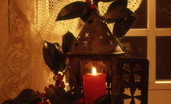 圣诞装饰用蜡烛和蜡烛 — 图库照片