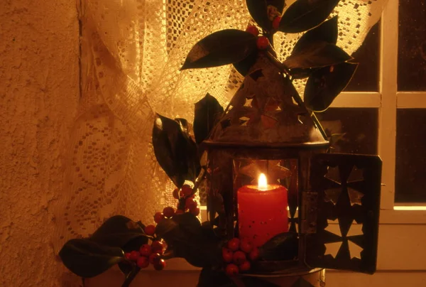 圣诞装饰用蜡烛和蜡烛 — 图库照片