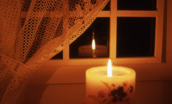 在木制底座上的玻璃杯里燃着蜡烛 — 图库照片
