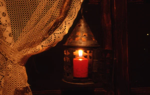 Vecchio Candeliere Legno Con Una Candela Sfondo Scuro — Foto Stock