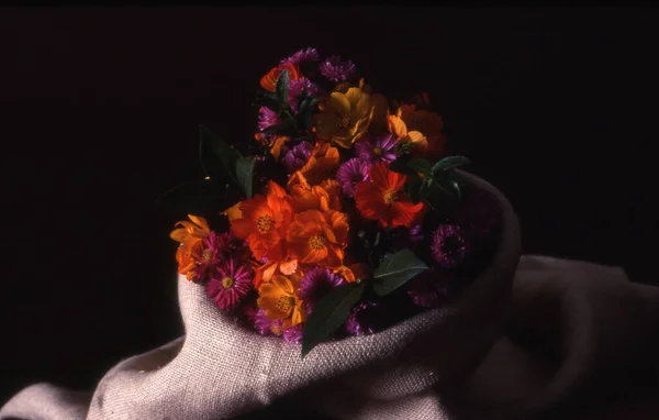 Beau Bouquet Fleurs Dans Vase Sur Fond Noir — Photo