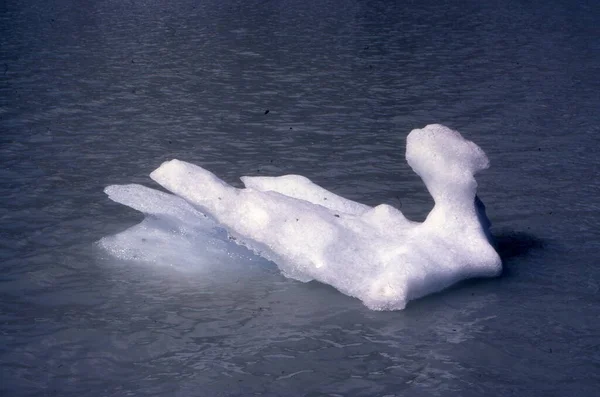 Lód Zamarzniętym Jeziorze — Zdjęcie stockowe