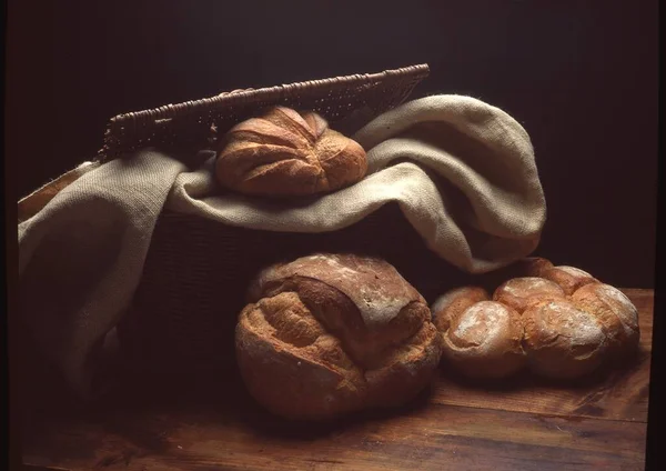 パンとパンを暗い背景で — ストック写真