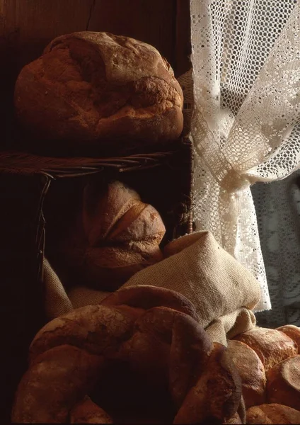 木のテーブルの上のパンやパン屋さん — ストック写真