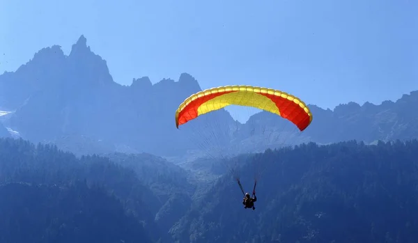Paragliden Bergen — Stockfoto