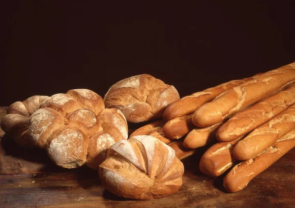 Färskt Bakat Bröd Ett Träbord — Stockfoto
