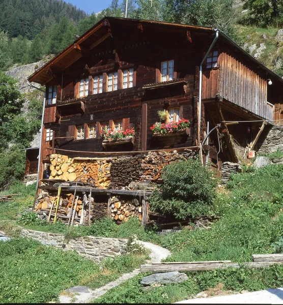 山の古い木造住宅 — ストック写真
