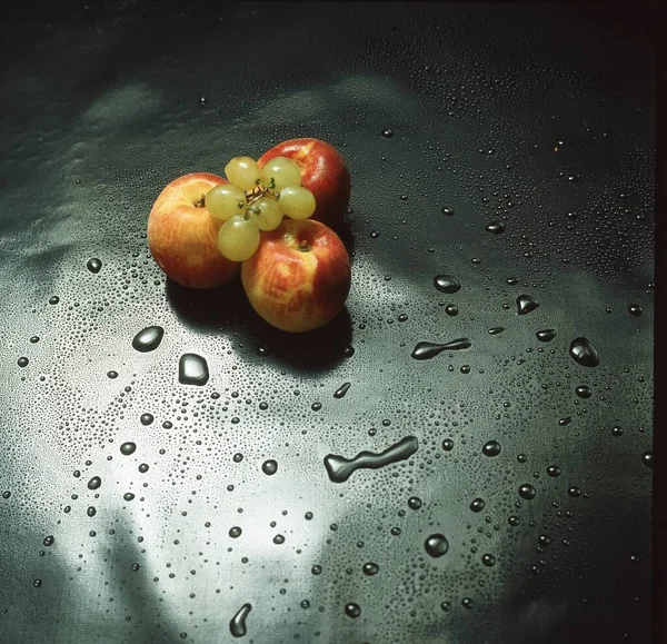 黒い背景に赤いトマトと緑のトマト — ストック写真