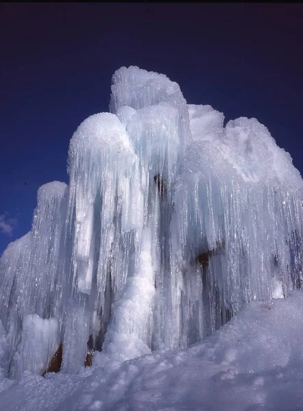 Kışın Donmuş Gölde Buz Sarkıtları — Stok fotoğraf