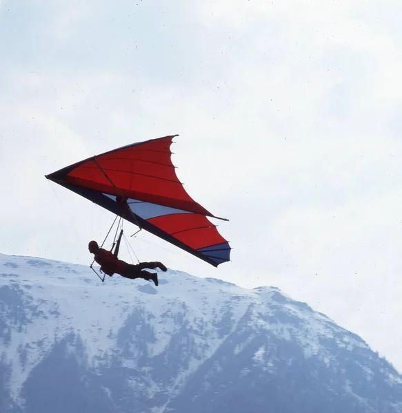 山の頂上に凧を持った男が — ストック写真
