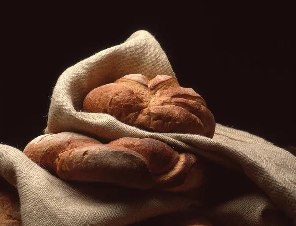 黒を基調とした焼き立てパン — ストック写真