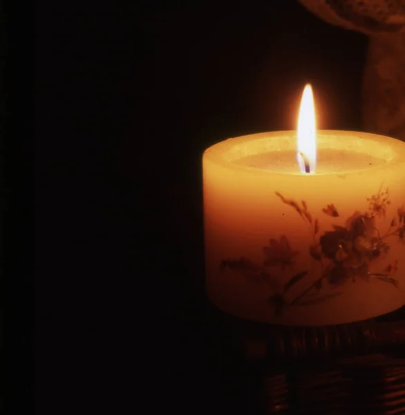 靠近燃烧的蜡烛 黑色背景 — 图库照片
