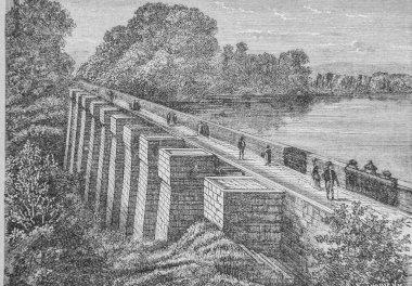 Nehirdeki eski ahşap köprü