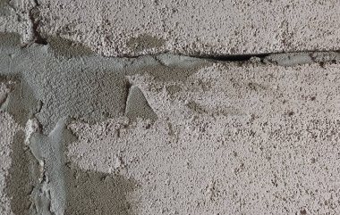 Sert alçı ve görünür gözeneklere sahip beton bloğun yakın çekim dokusu, inşaat malzemesi arka planı, inşaat, mimari, yenileme veya endüstriyel tasarım kavramları için beton duvar detayı.
