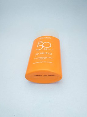 Probolinggo, Endonezya. Ekim, 29,2022: Wardah UV Kalkanı Aktif Koruma Serumu SPF 50 PA + + +, Geniş Spektrum Koruma ile güneş kremi, 50x daha optimal