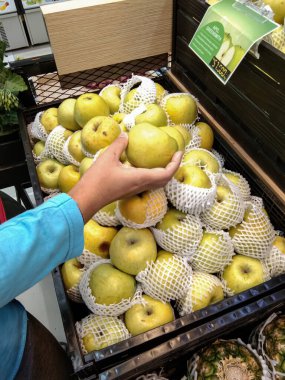 bir markette elma seçmek