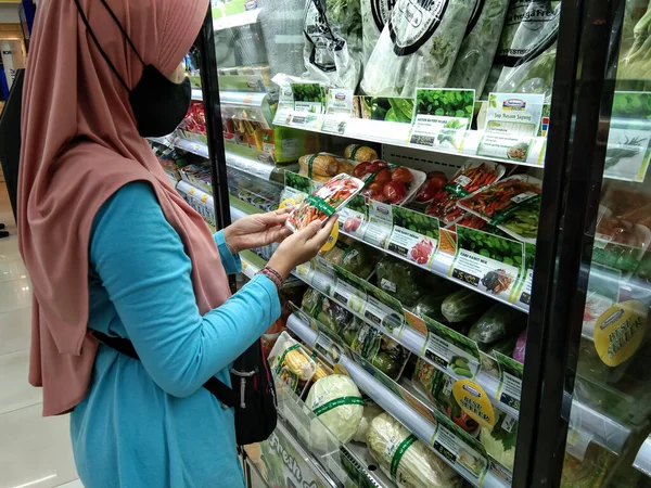 インドネシアのプロボリンゴ 2022年10月30日 ミニマーケットで野菜を買う女性 — ストック写真