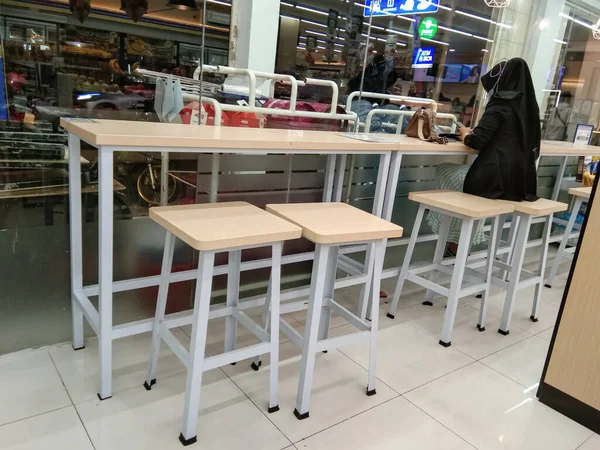 Probolinggo Indonezja Października 2022 Krzesła Stoły Nowoczesną Minimalistyczną Koncepcją Kawiarni — Zdjęcie stockowe