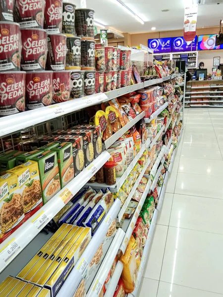 Probolinggo Indonesien 2022 Lebensmittelregal Der Ecke Eines Minimarktes — Stockfoto