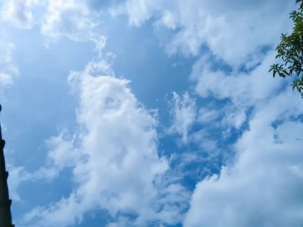 Голубое Небо Белыми Облаками Которые Сгущаются Красиво — стоковое фото