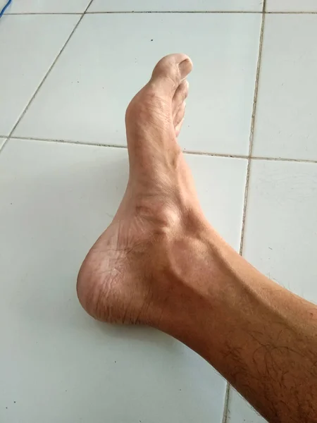 Man Feet Relaxing White Tiled Floor — Stock Photo, Image
