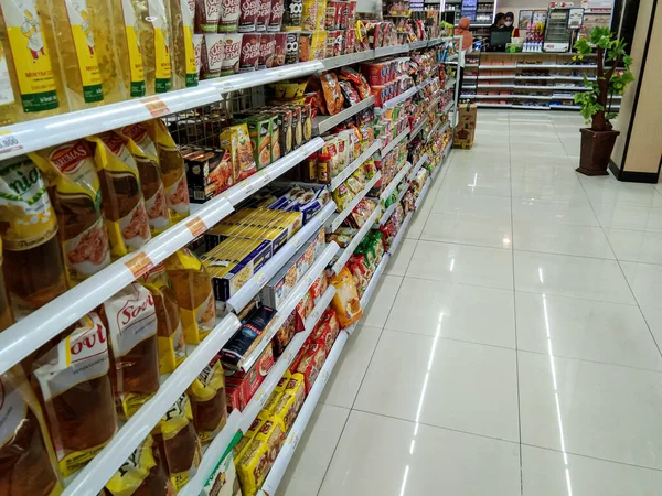 Probolinggo Indonezja 2022 Półka Produkty Spożywcze Jednym Rogu Minimarketu — Zdjęcie stockowe