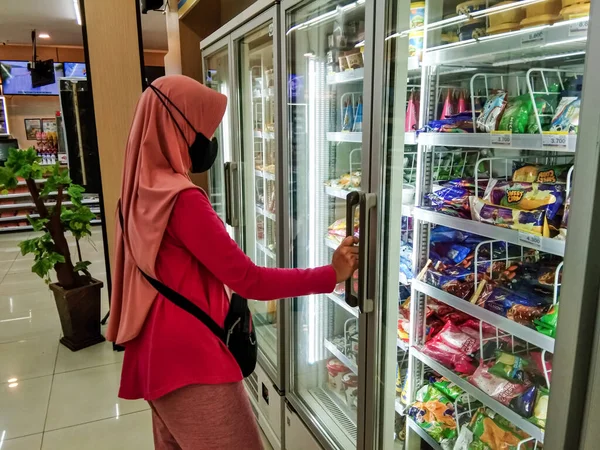 Probolinggo Indonezja Listopada 2022 Kobieta Hidżabie Robi Zakupy Mini Markecie — Zdjęcie stockowe