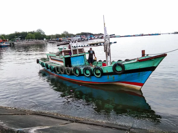 Probolinggo Indonésie 2022 Rybář Připravuje Svou Loď Vyplutí Brzy Hledat — Stock fotografie
