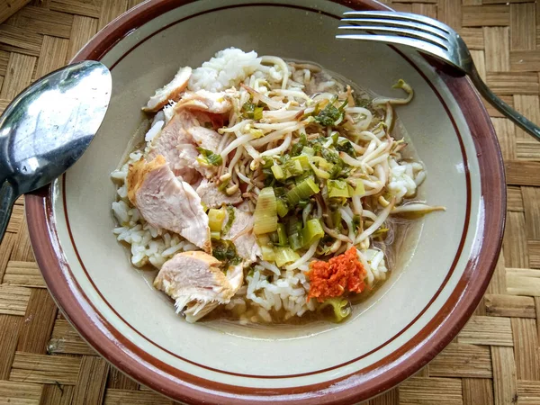 Soto Ayam 이라고 그릇의 식품으로 콩나물 소스를 닭고기 — 스톡 사진