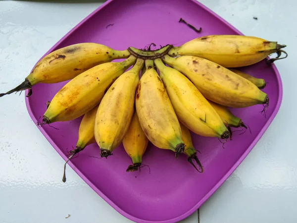 Zralé Banány Fialové Plastové Nádobě — Stock fotografie