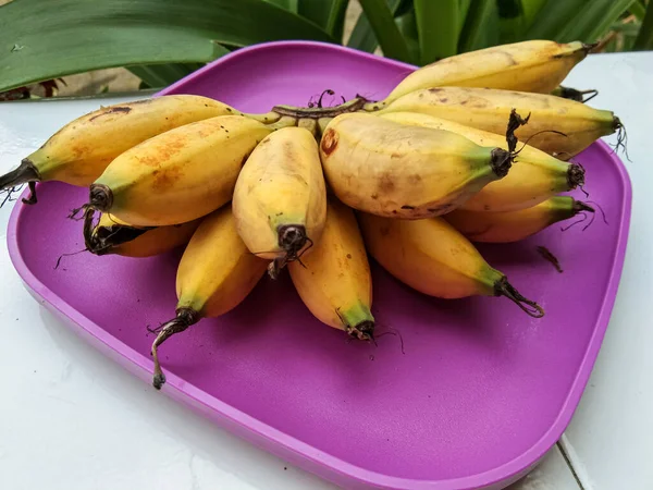 用紫色塑料容器盛放成熟的香蕉 — 图库照片
