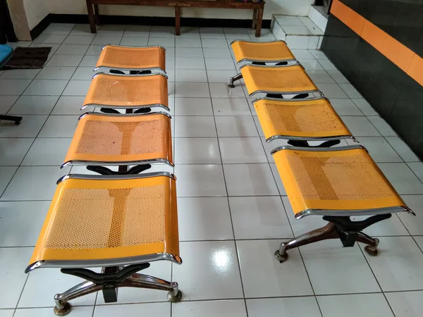 Postane bekleme odasında müşteriler için oturma izni.