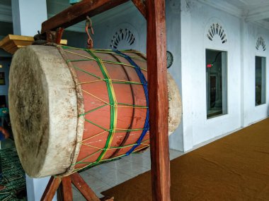 Davul davul gibi bir vurmalı çalgıdır. Bedig geleneksel bir müzik aletidir ve binlerce yıldır hem dini hem de politik ayin faaliyetlerinde geleneksel bir iletişim aracı olarak kullanılmaktadır. Hindistan 'da