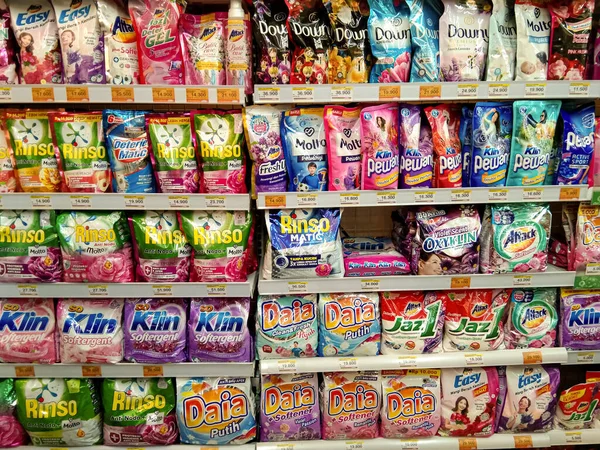 インドネシアのプロボリンゴ 2022年11月16日 ミニ市場で販売される様々なブランドの洗濯石鹸 — ストック写真