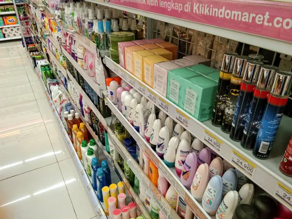 Probolinggo Endonezya Kasım 2022 Mini Markette Çeşitli Kozmetik Ürünleri Satılıyor — Stok fotoğraf