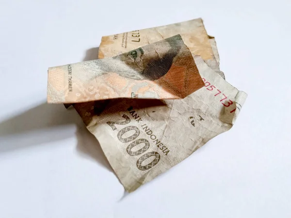 インドネシアのみすぼらしい銀行券は 2000ルピアの名目値で隔離された白い背景 — ストック写真