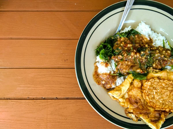 템페와 스크램블드에그를 곁들인 라이스는 인도네시아의 음식이다 — 스톡 사진